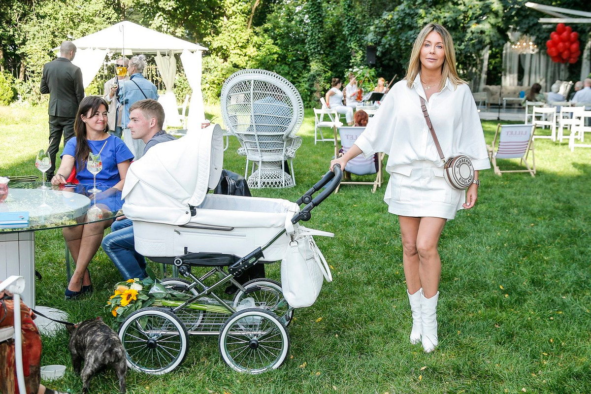 Małgosia Rozenek zabrała Henia na pierwszą imprezę branżową i pokazała się w białej mini, która odsłoniła jej szczupłe nogi. Świetnie wyglądała w tym zestawie. 