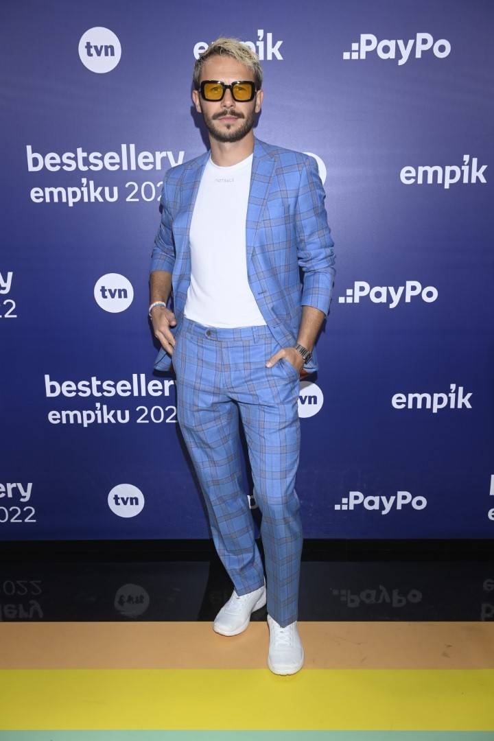 Bestsellery Empiku 2022: Doda świeci nóżką i dekoltem, limonkowa Joanna Opozda, ciężarna Sylwia Przybysz z mężem