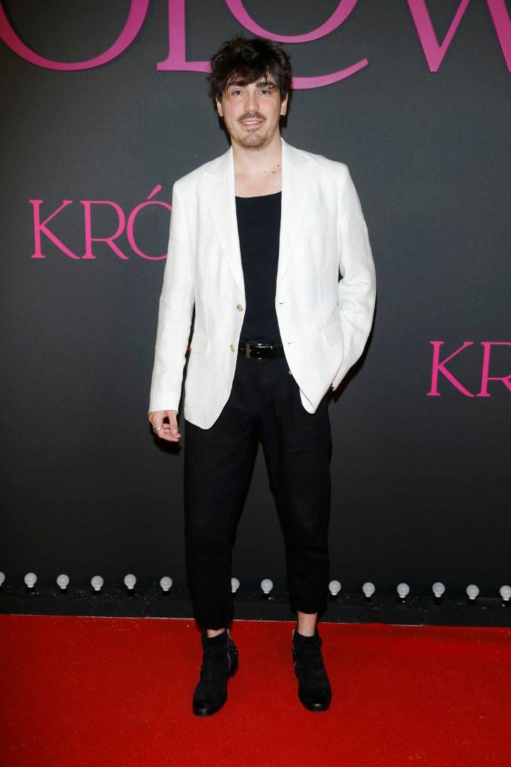 Gwiazdy na premierze serialu Netflixa “Królowa”: Dawno nie widziana Maria Peszek, neonowa Ada Fijał, Paweł Deląg…