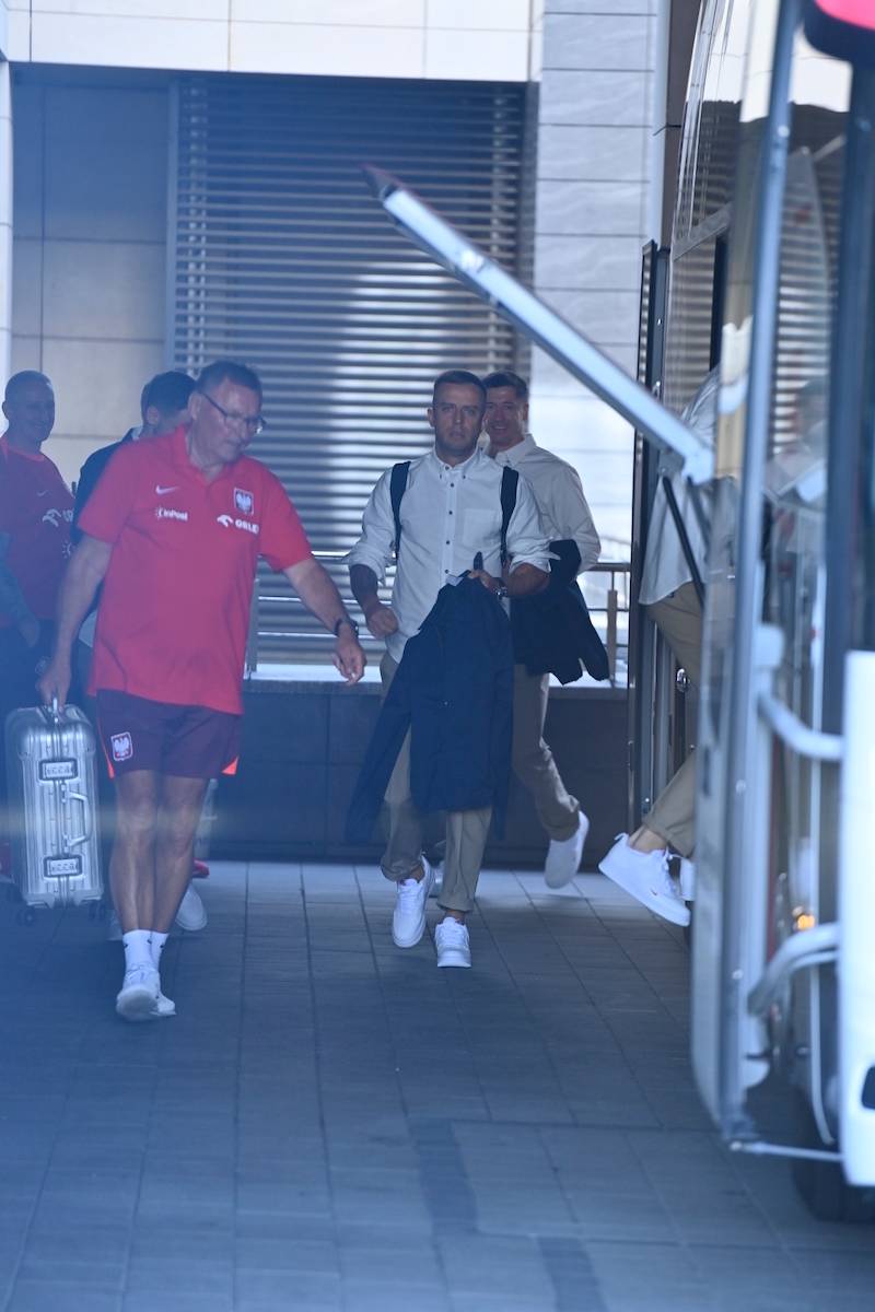 Polscy piłkarze gotowi na kolejne wyzwania! Reprezentacja Polski w drodze na EURO 2024 (FOTO)