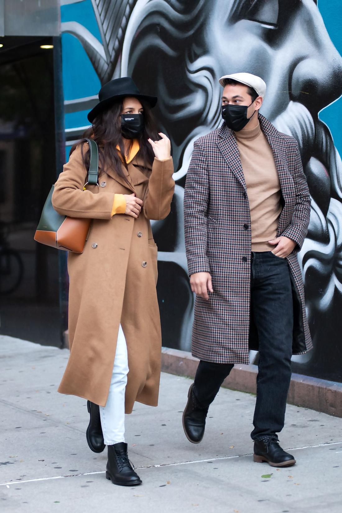 Katie Holmes kwitnie na spacerze z partnerem