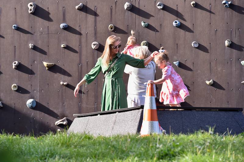 Agnieszka Kaczorowska z mamą i córkami na placu zabaw (ZDJĘCIA)