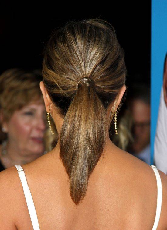 Jennifer Aniston pokazuje nogi na premierze Szefowie Wrogowie