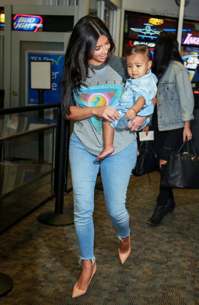 Kim Kardashian z North West na lotnisku