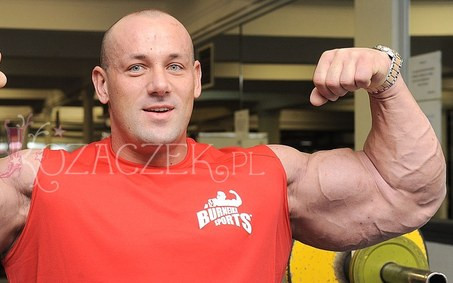 Robert Burneika pręży muskuły (FOTO)