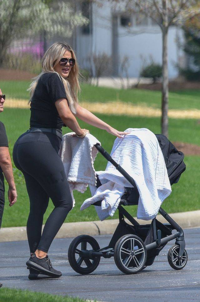 PIERWSZE zdjęcia Khloe Kardashian na spacerze z córką