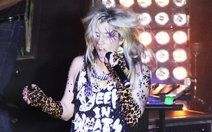 Bez zęba i w kabaretkach (FOTO)