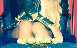 Jak nie ze ściśniętym biustem, to bez stanika (FOTO)