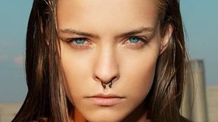 Zuza Kołodziejczyk pozuje topless w nowej kampanii (FOTO)