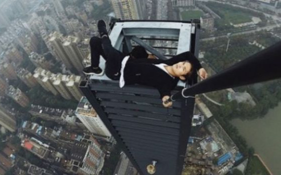 Wu Yongning zginął podczas kręcenia tego klipu. Runął z drapacza chmur