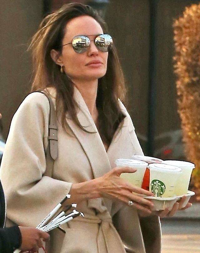 Angelina Jolie kryje szczupłą sylwetkę pod płaszczem