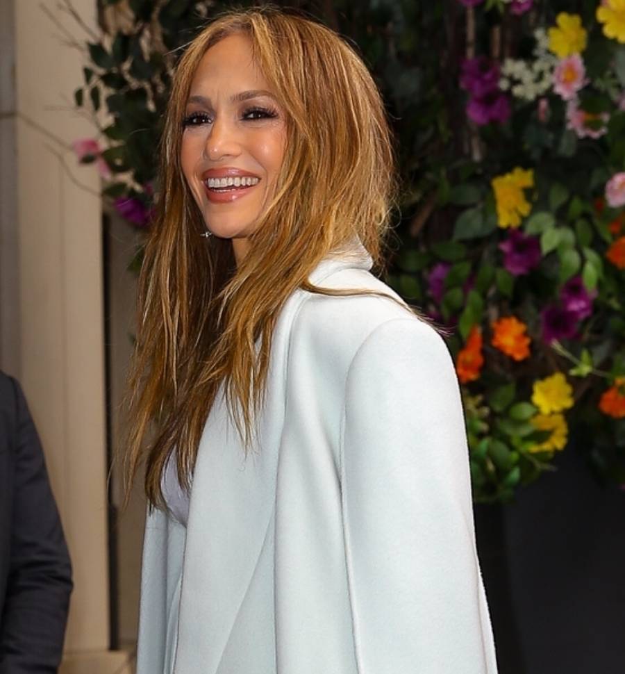 Jennifer Lopez w przezroczystej bluzce promuje film Netflixa (ZDJĘCIA)