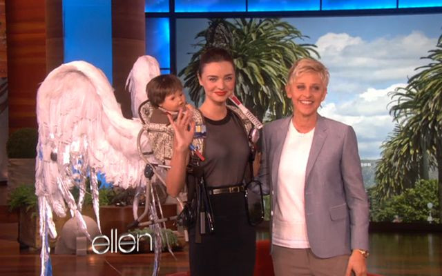 Miranda Kerr dostała nosidełko ze skrzydłami (VIDEO)