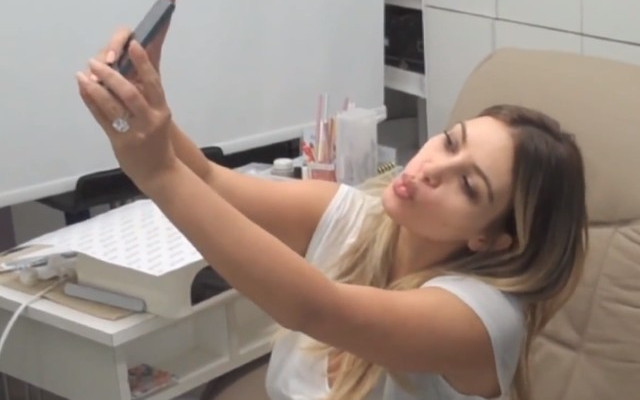 Kim Kardashian radzi, jak zrobić focię z rąsi (VIDEO)