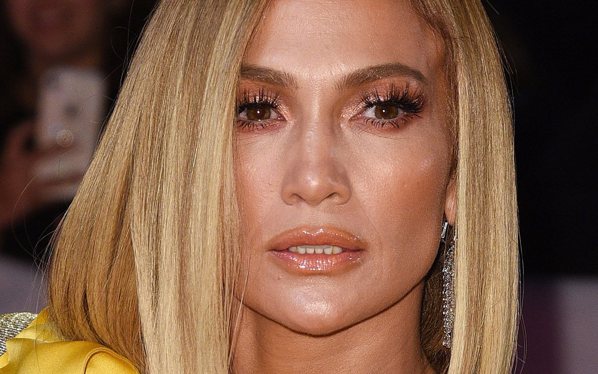 Jennifer Lopez bez stanika i w rozjaśnionych włosach promuje film Hustlers (“Ślicznotki”)