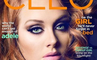 Adele i tort w kształcie piersi