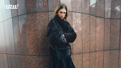 Styl gwiazd – jak łączyć czarne sneakersy z eleganckimi akcesoriami typu torebki Coach?