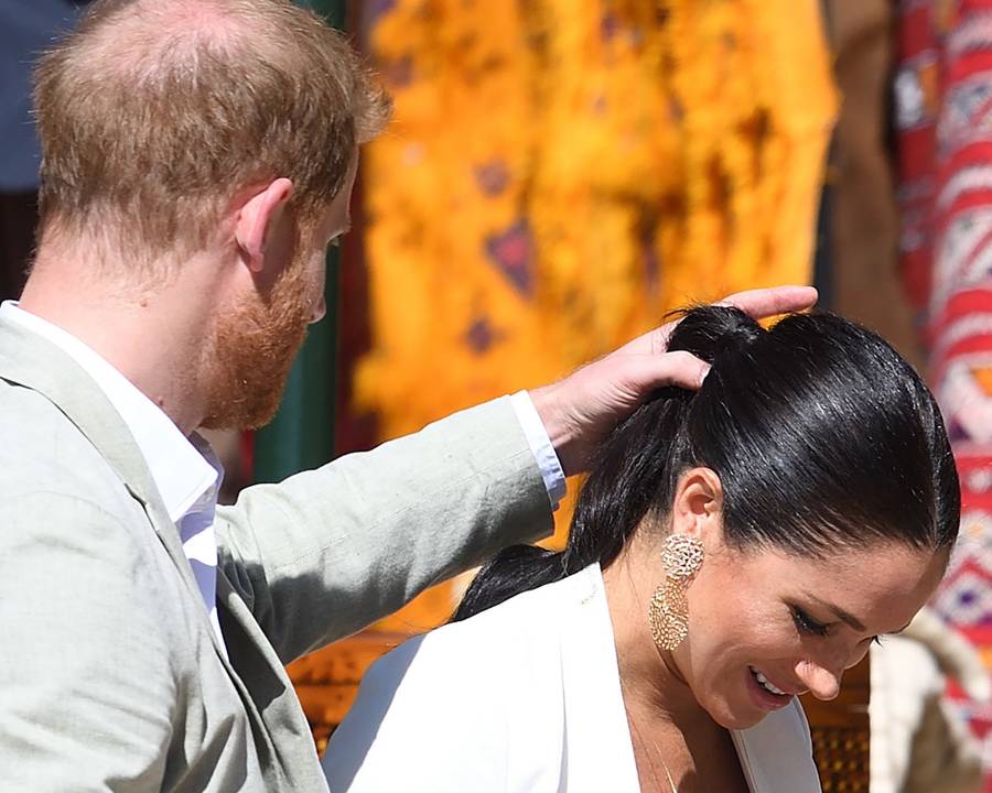Książę Harry wykonał uroczy gest! Złapał Meghan za włosy