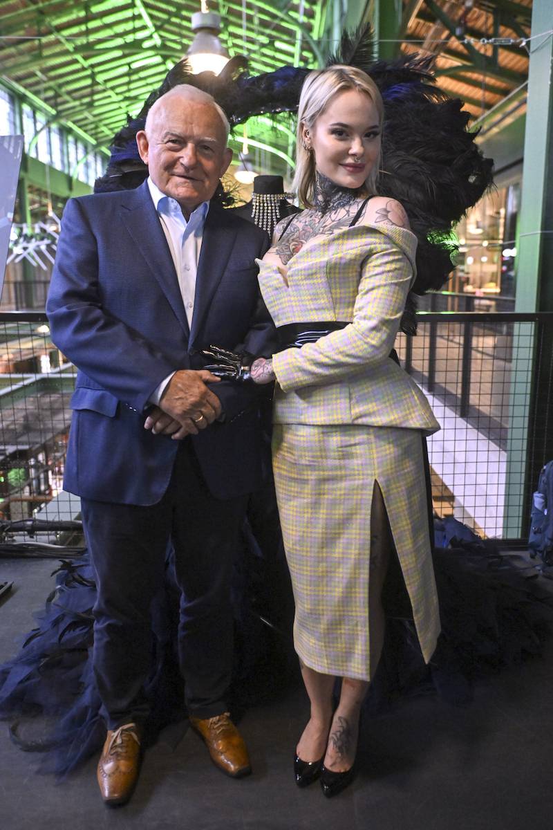 Monika Miller zorganizowała swój wernisaż zdjęć. Na wydarzeniu dziadkowie….