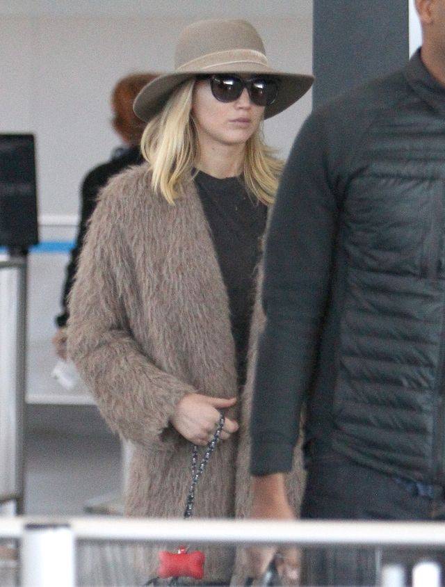 Jennnifer Lawrence z pieskiem na lotnisku