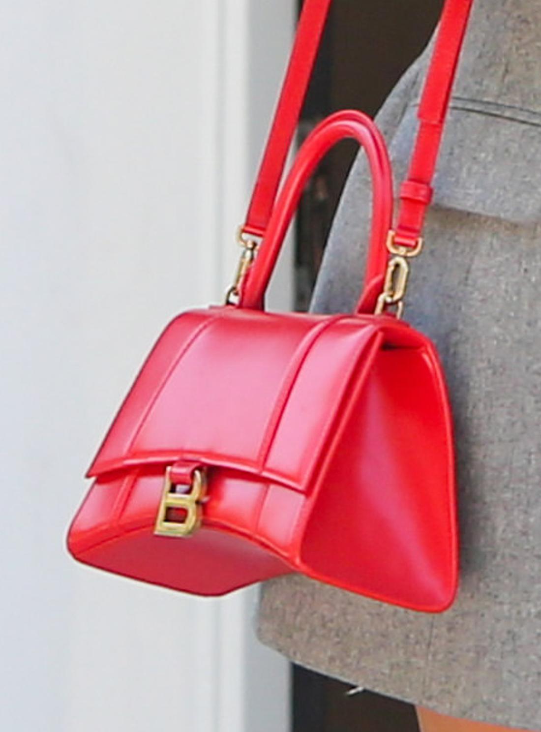 Hailey Bieber założyła torebkę Balmain.