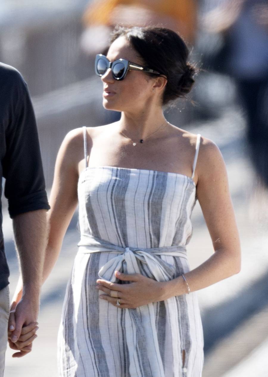 Księżna Meghan zalicza WPADKĘ z sukienką