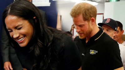 OMG! Meghan i Harry niespodziewanie pojawili się na meczu. Co za figura księżnej! (ZDJĘCIA)