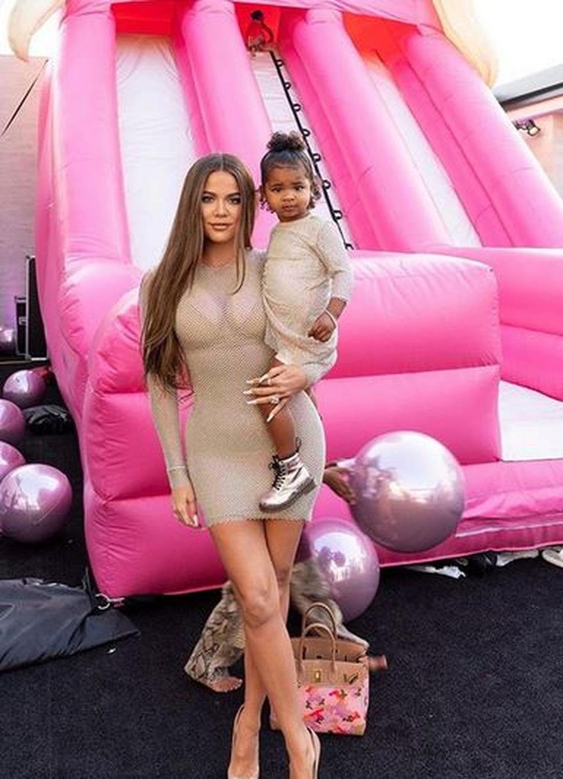 Khloe Kardashian z córką True na imprezie urodzinowej