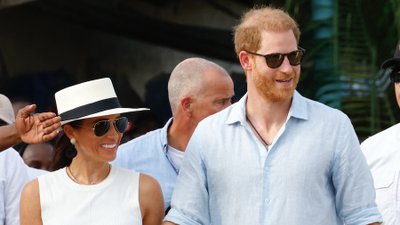Meghan Markle w Kolumbii inspiruje wakacyjne stylizacje. 3 looki z białą koszulą i więcej