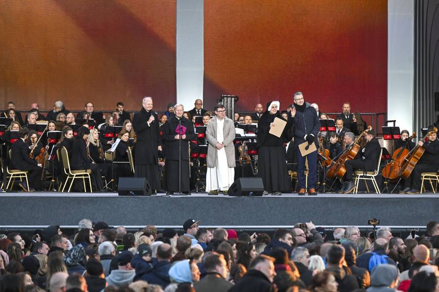 Niezwykły koncert “Symfonia Miłosierdzia”! Roksana Węgiel w błękicie, Edyta Górniak w olśniewającej bieli (FOTO)