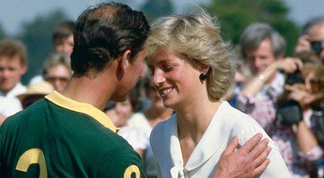 Na tych zdjęciach Diana i Karol wyglądają na równych wzrostem, tymczasem….