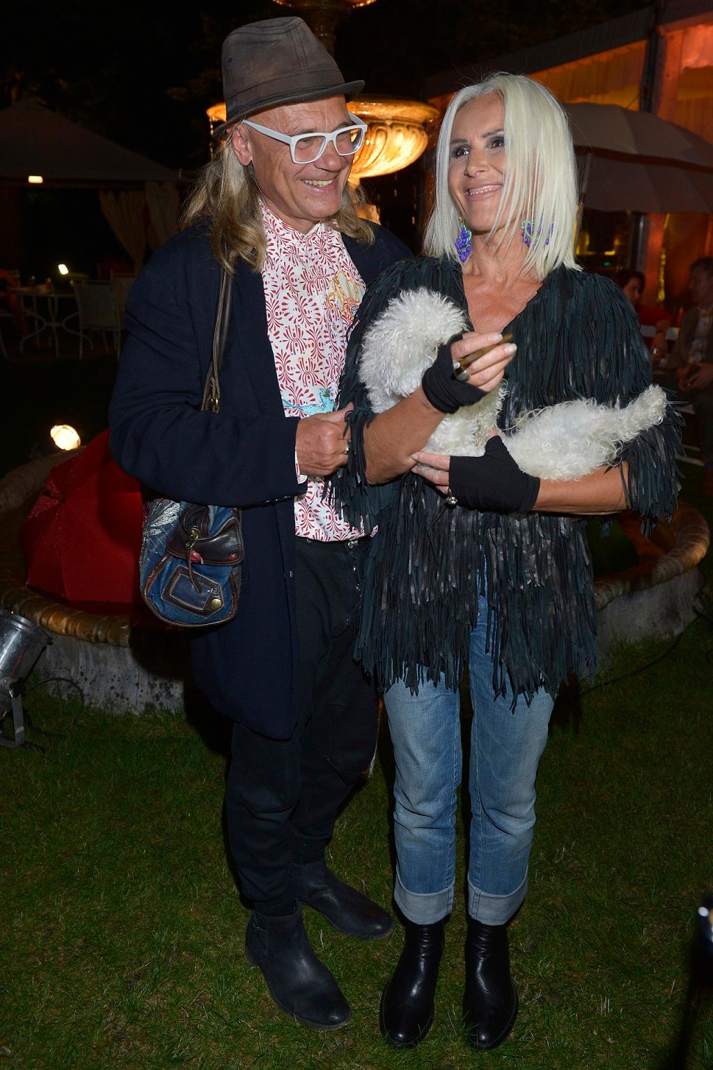 Kora z mężem i ukochanym psem na imprezie branżowej. 