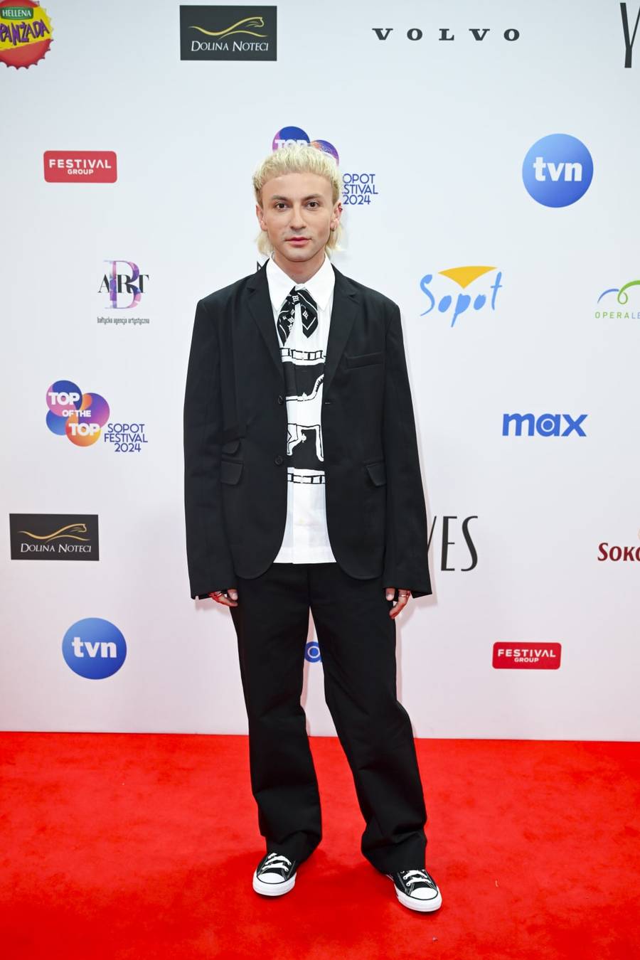 Sopot Festival 2024: Koroniewska kusi nogami, Kasia Kowalska pozuje z pupilami, Agnieszka Woźniak-Starak cała w złocie (FOTO)