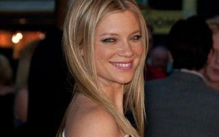 Amy Smart zrobiona na szaro (FOTO)