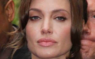 Angelina Jolie: Zamieszkałam z chłopakiem mając 14 lat