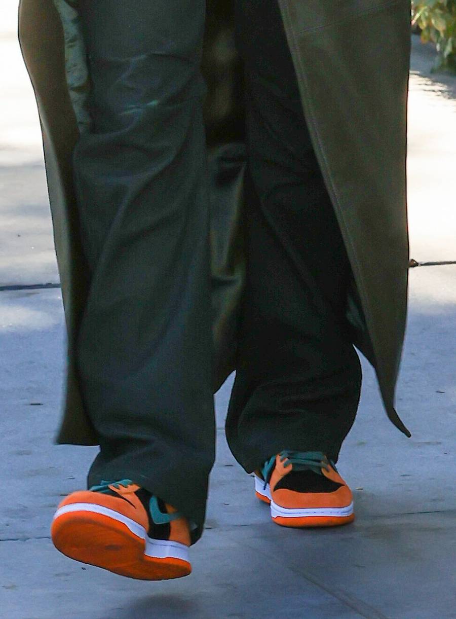 Hailey Bieber w sportowych butach