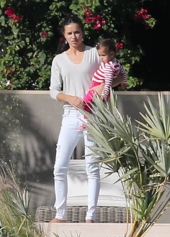 Adriana Lima z córeczkami i mężem