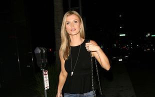 Joanna Krupa pozuje przed restauracją w LA (FOTO)