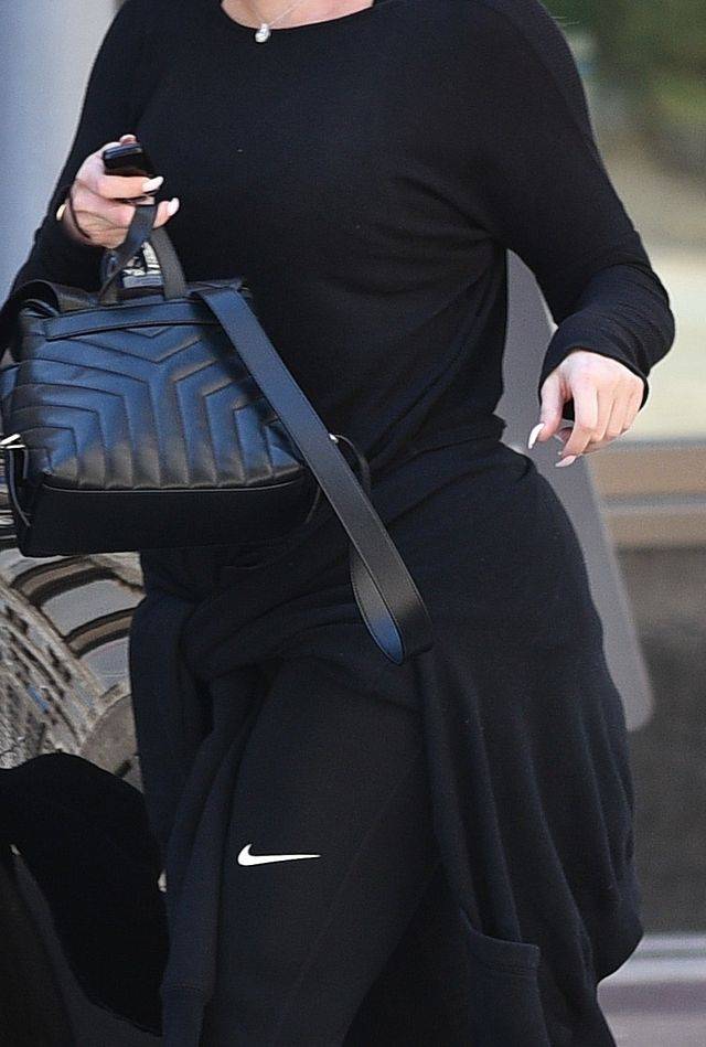 Khloe Kardashian ukrywa swoje POCIĄŻOWE kształty (ZDJĘCIA)