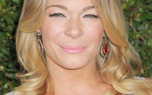 Kto dostał taki imponujących rozmiarów pierścionek? (FOTO)