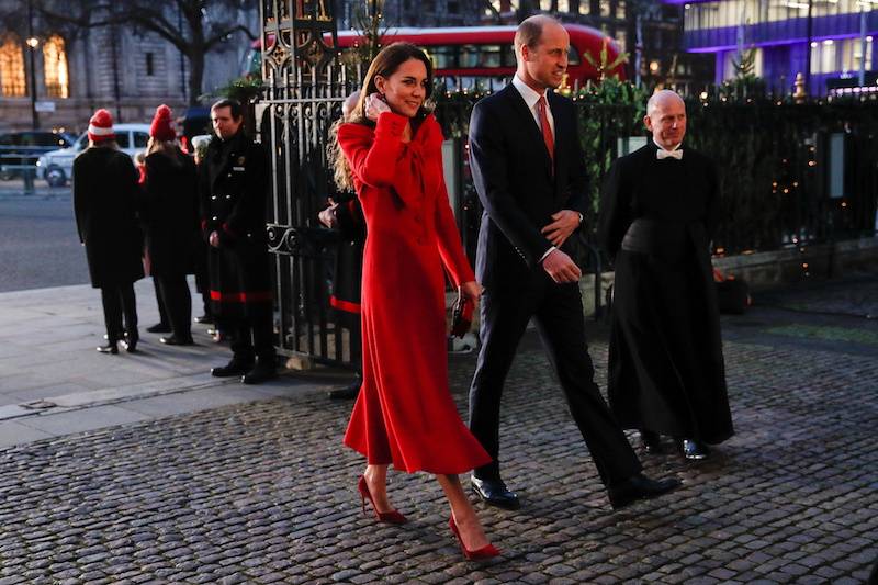 Księżna Kate i książę Wiliam kolędują ze swoją rodziną. Nie pojawili się najważniejsi członkowie rodziny!