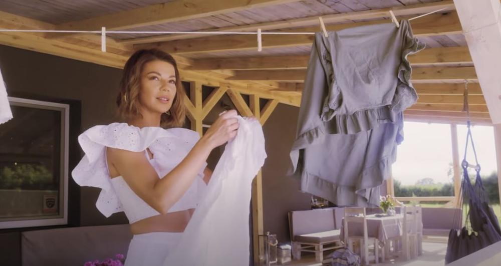 Edyta Górniak po pięciu latach przerwy wypuściła teledysk do piosenki "Lime". Edyta Górniak w białej stylizacji śpiewa w teledysku do "Lime".