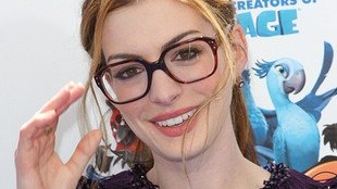 Anne Hathaway w okularach (FOTO)