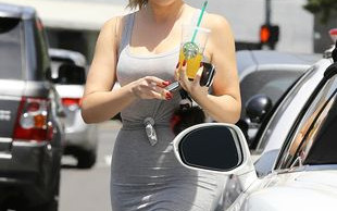 Internet śmieje się z kolan Khloe Kardashian (FOTO)