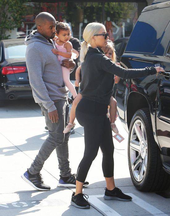 North West w różu w drodze na lekcje baletu, marzec 2015