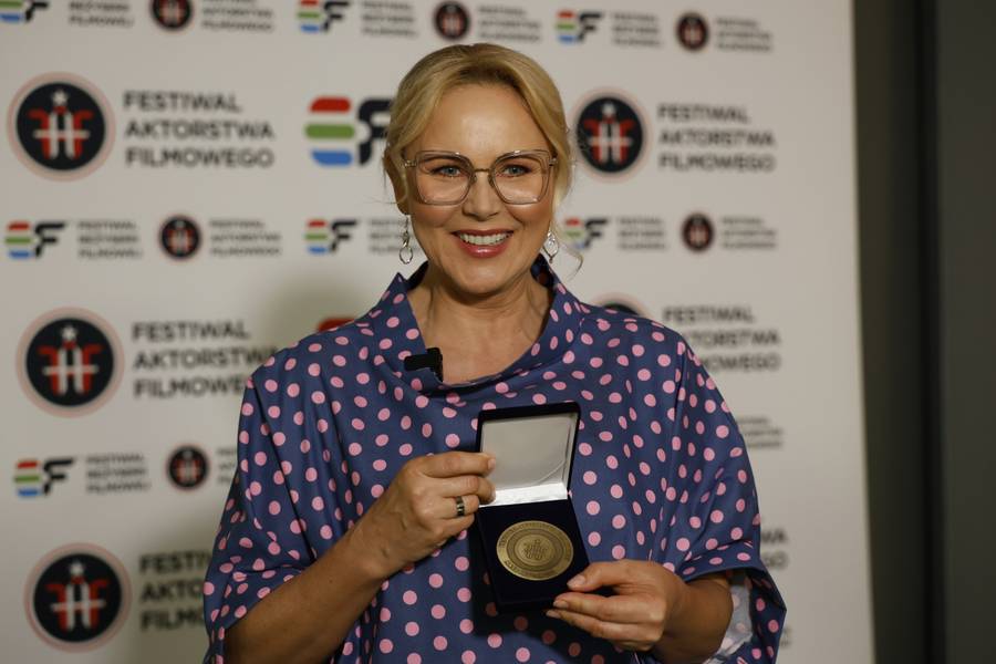 Anna Samusionek zachwyca w grochach na festiwalu