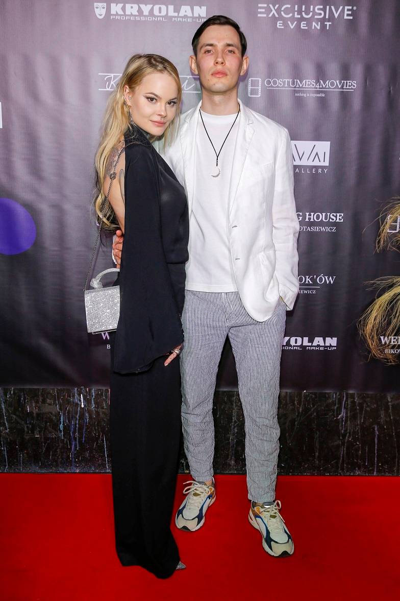 Pokaz kolekcji “Initium”. Viki Gabor niczym Wednesday, Justyna Gradek zawitała do stolicy, mroczna Doda…