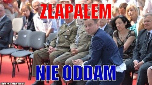 Andrzej Duda ratuje hostię – memy