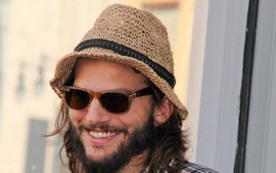 Ashton Kutcher i cztery kobiety w jednej wannie