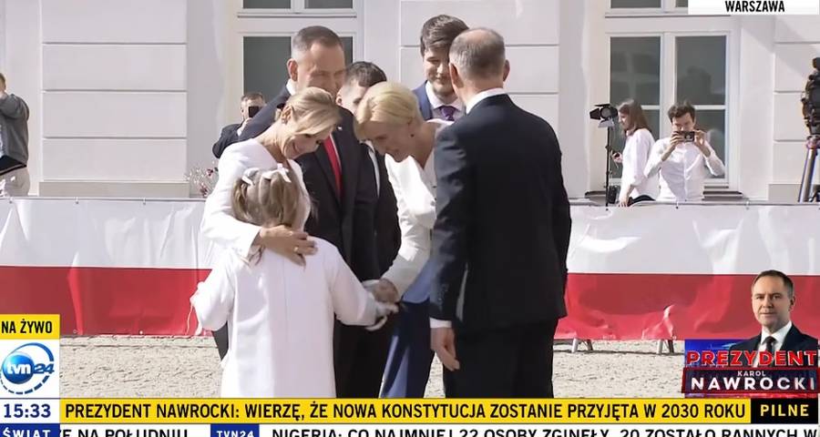 Kasia Nawrocka pojawiła się przed Pałacem Prezydenckim. Andrzej Duda zawstydził ją pocałunkiem…